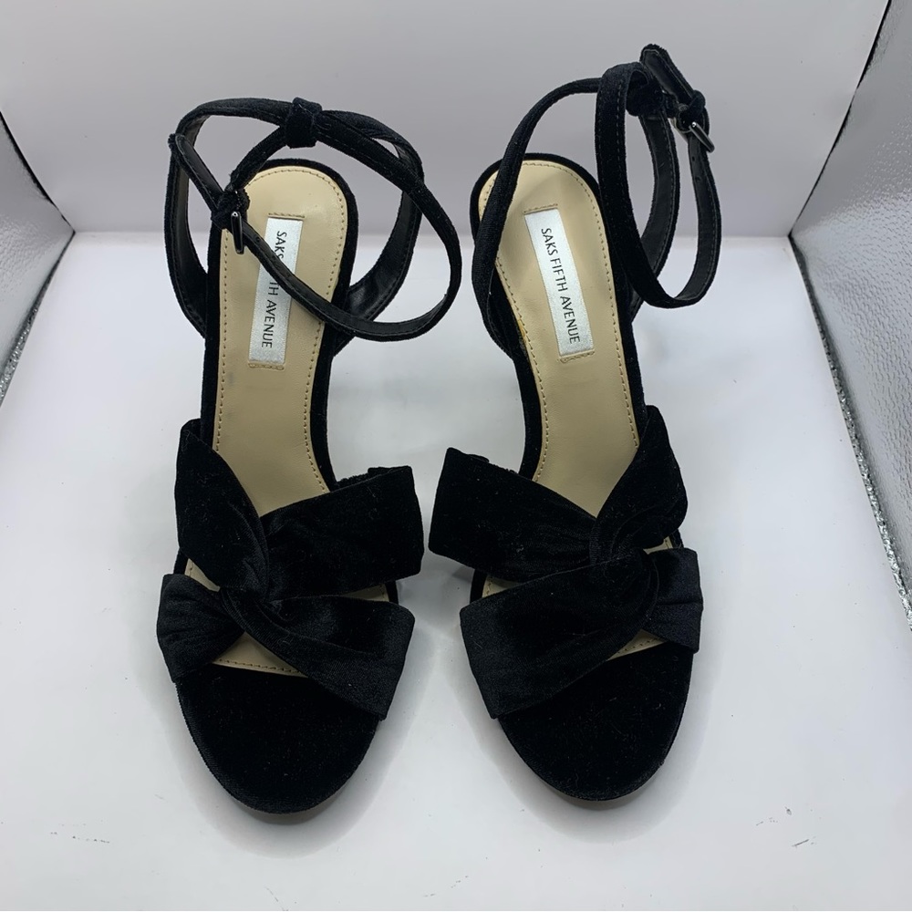 NWOB WOMANS SAKS 5TH AVENUE VELVET BLACK HEELED PUMPS SIZE 8 PL-Rochelle - Picture 5 of 9